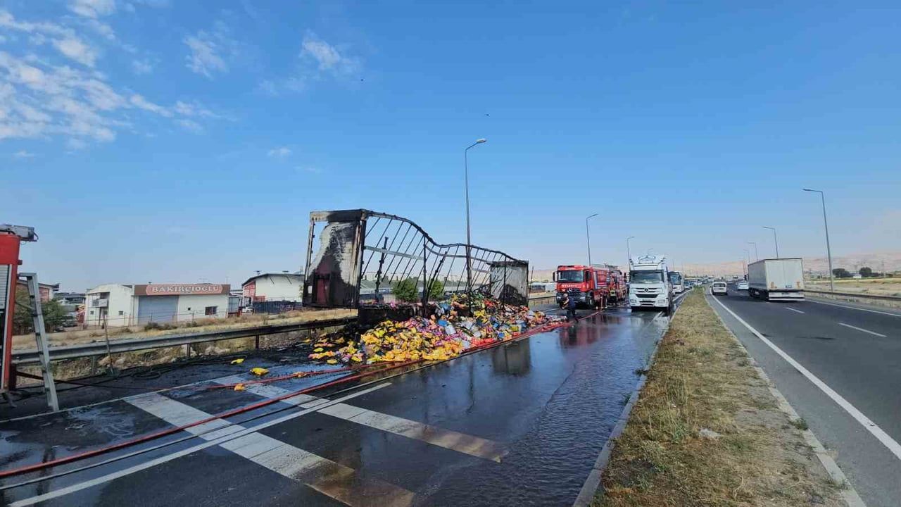 Erken müdahale daha büyük zararı önledi: tır dorsesi kullanılamaz hale geldi