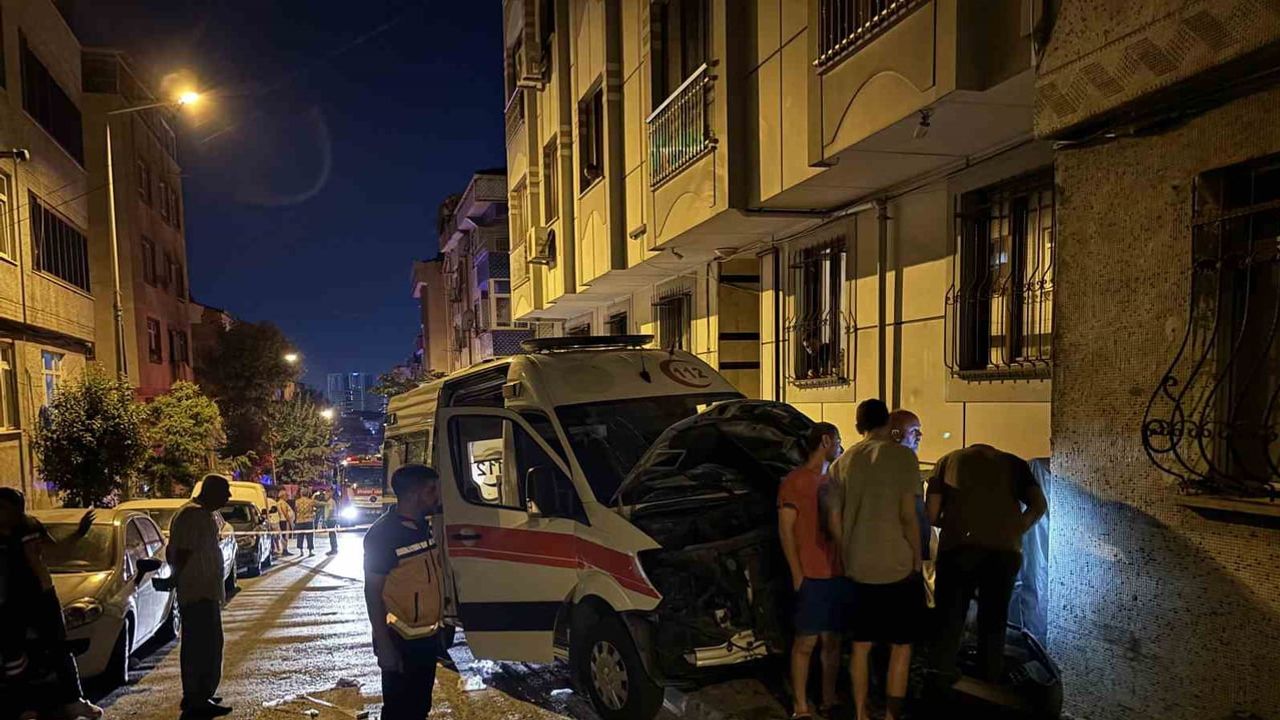 Erken sabah çarpışması: Bayrampaşa'da ambulans kaldırıma çıktı, üç sağlık personeli yaralandı