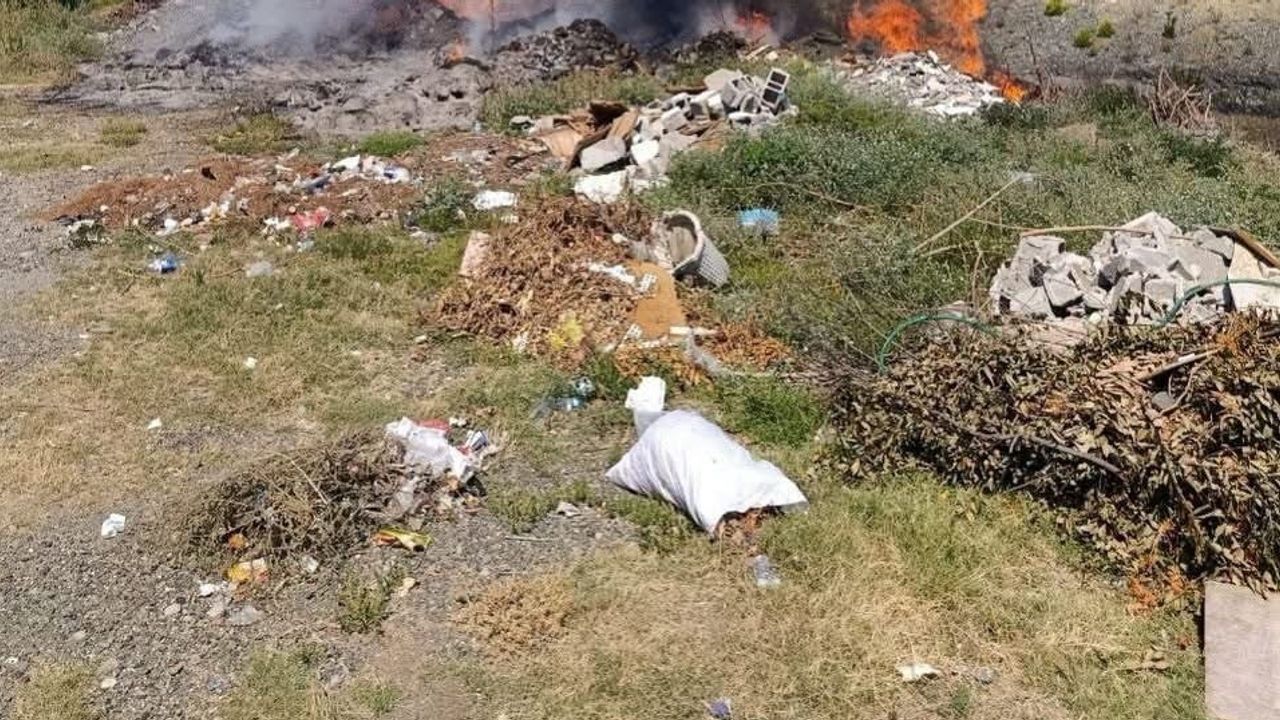 Erzin'de çöplük yangını itfaiyenin hızlı müdahalesiyle kontrol altına alındı