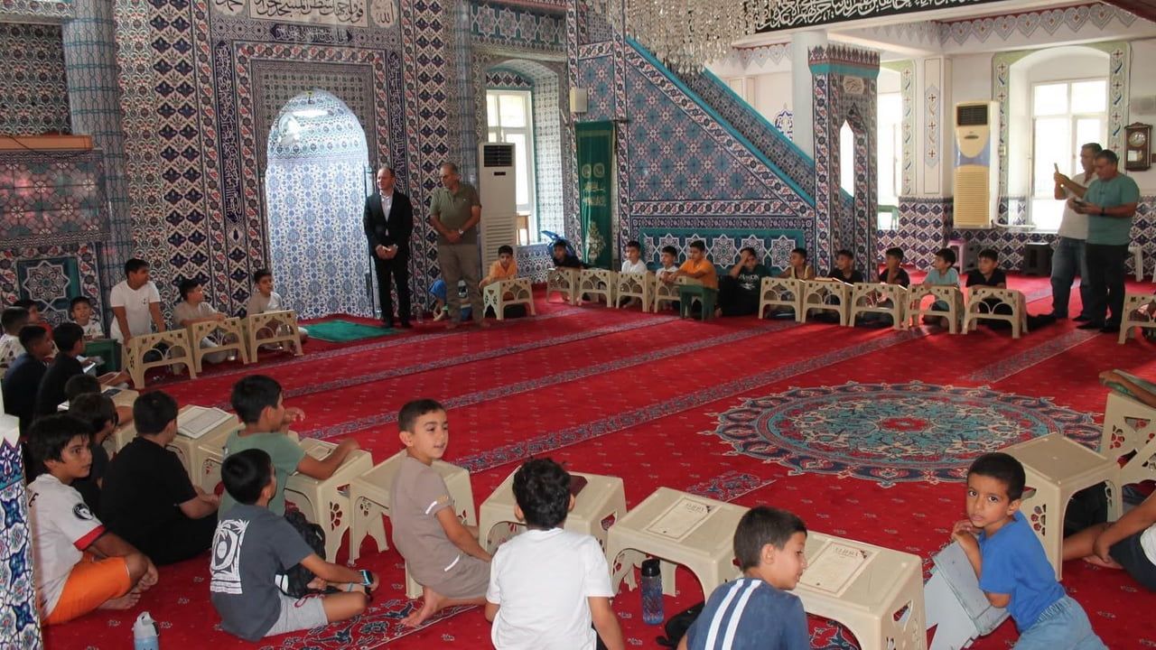 Erzin'de yaz aylarını Kur'an kursunda değerlendiren çocuklar