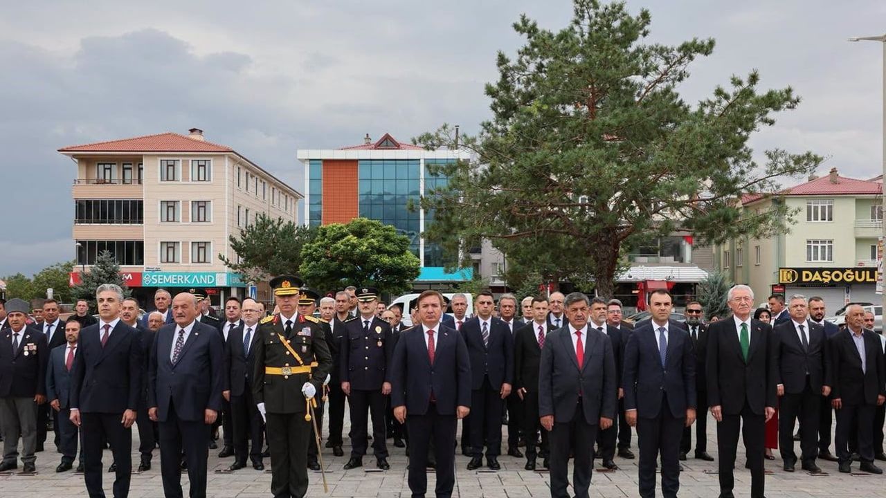 Erzincan’da birlik ve anma: 30 Ağustos Atatürk anıtı töreni