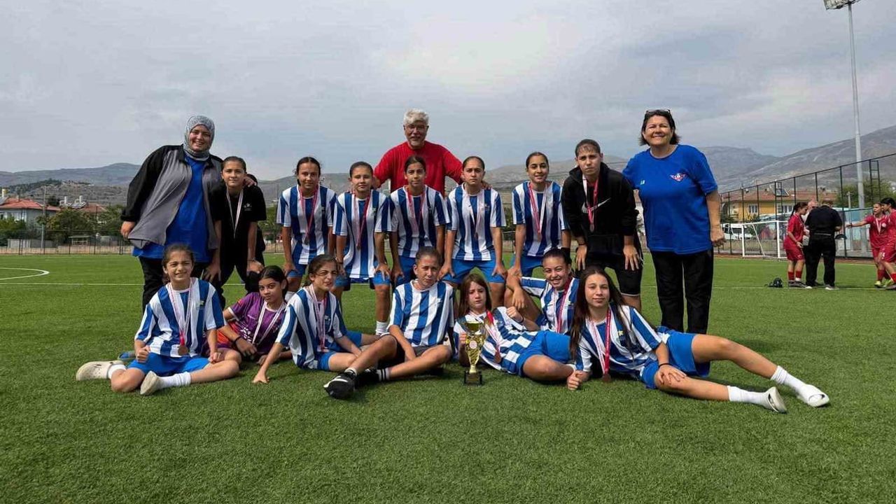 Erzincan'da gençlerin mücadelesi tamamlandı: ANALİG futbol şampiyonları açıklandı