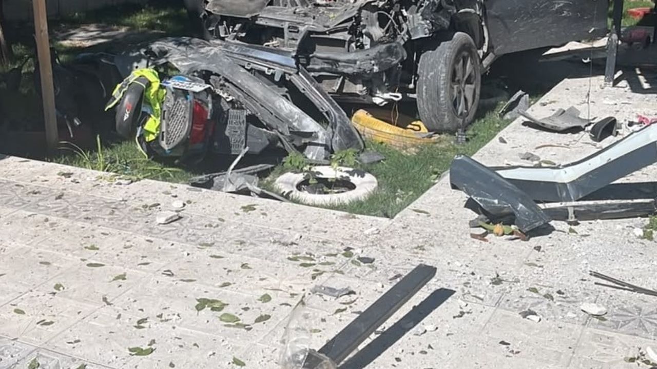Erzincan'da güvenlik kamerasına yansıyan an: otomobil evin bahçesine savruldu