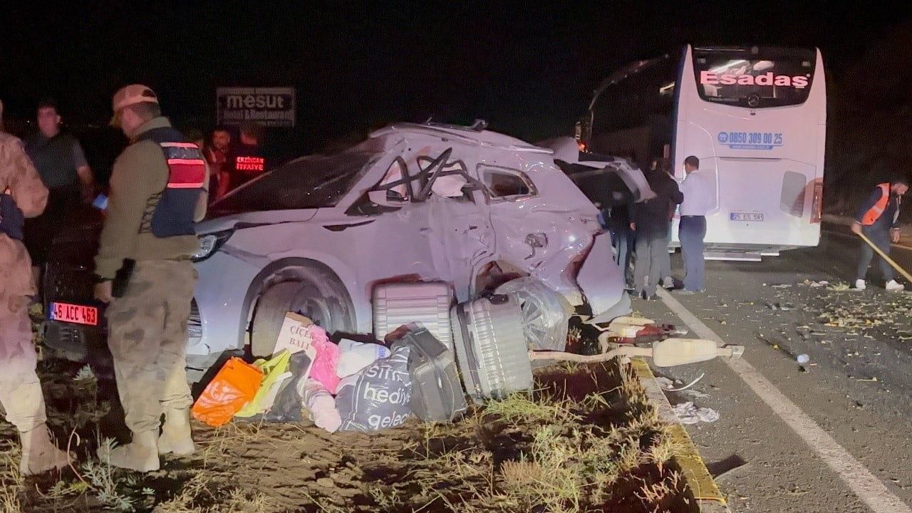 Erzincan'da otobüs ile suv çarpıştı: 7 yaralı, 1'i ağır