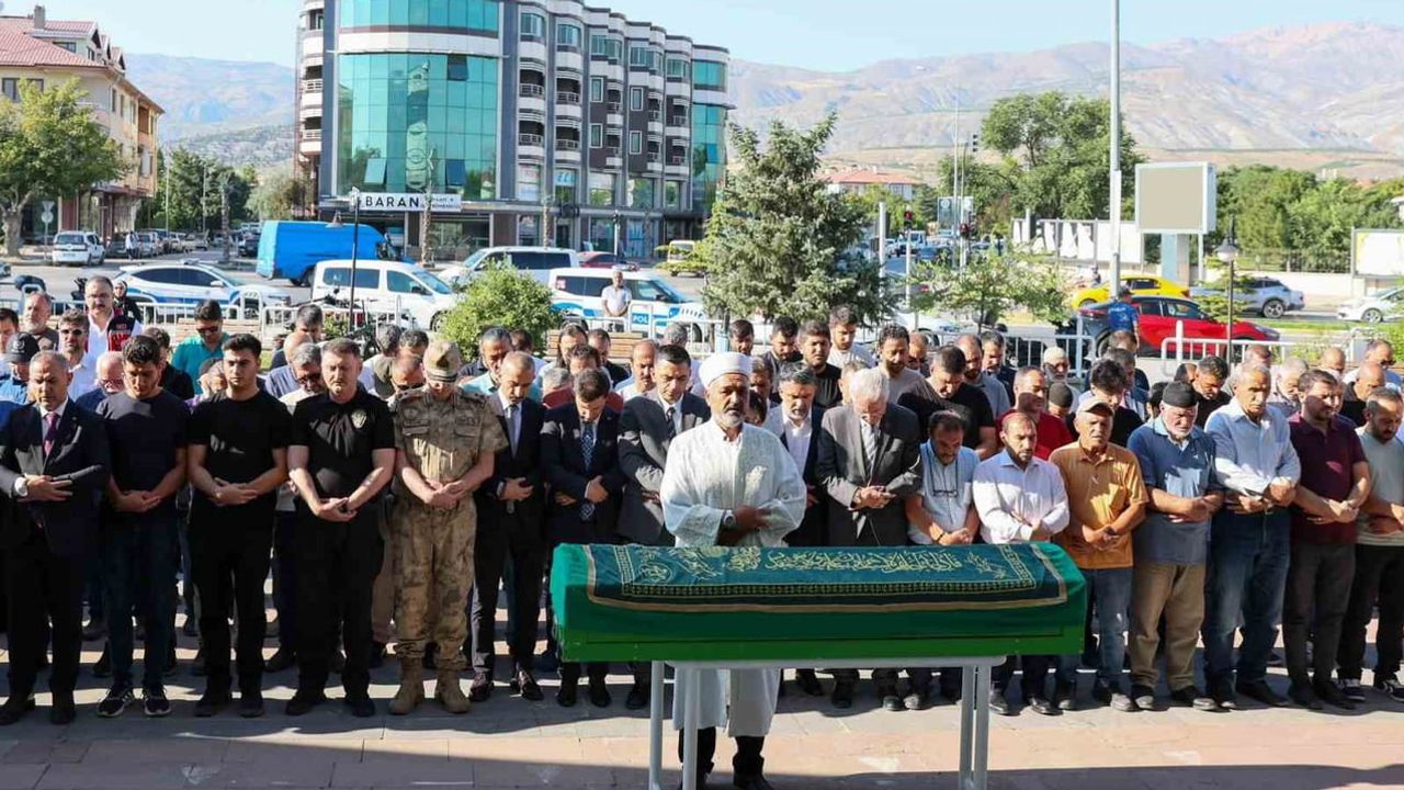 Erzincan'da veda: şehit babası Mehmet Zengin toprağa verildi