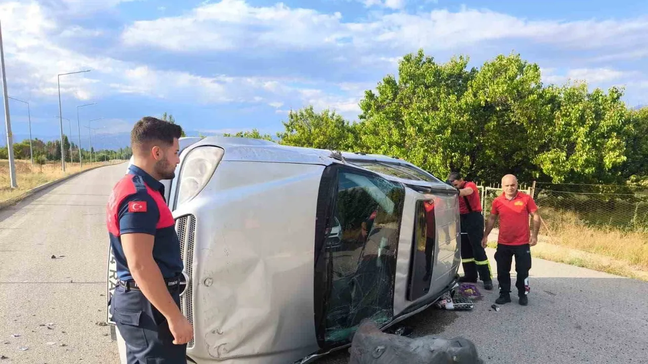 Erzincan'da Yaylabaşı TOKİ kavşağında kontrolü kaybeden araç direğe çarparak yan yattı