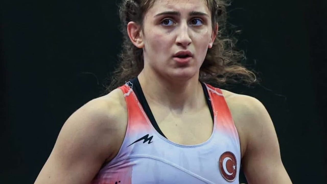 Erzincanlı genç güreşçi Elmira Yasin Bratislava'da bronz madalyayla döndü