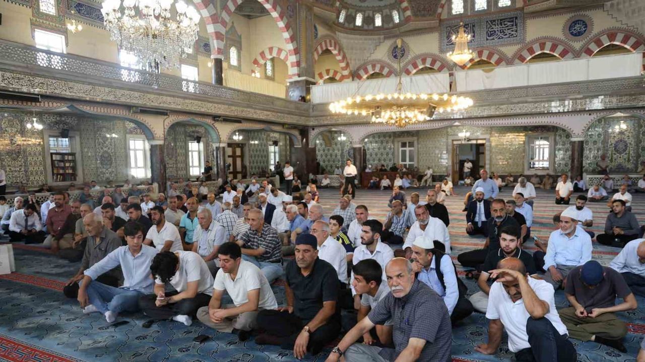 Erzincanlı müezzin kayyım Burhan Eser bölge finalinde birinci oldu