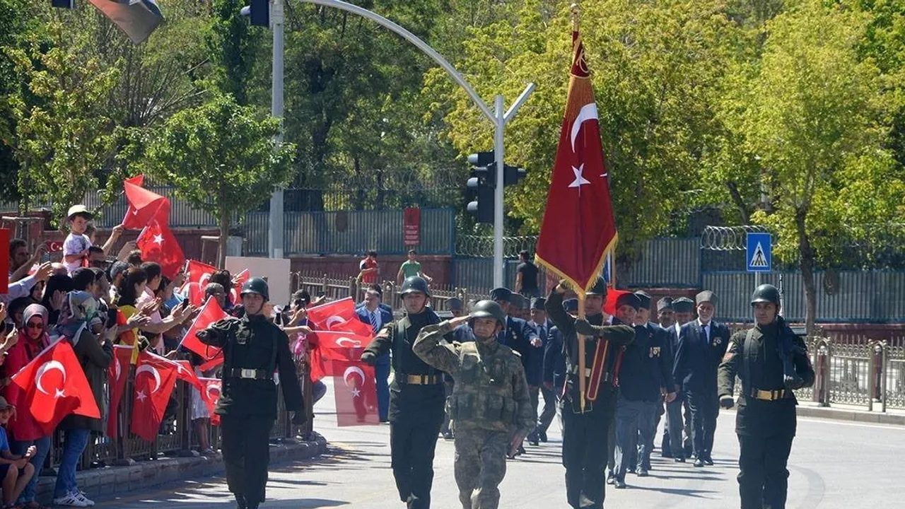 Erzurum'da 30 ağustos provası nedeniyle merkezde kısa süreli trafik düzenlemesi