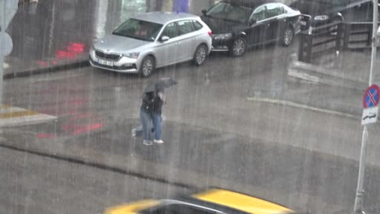 Erzurum'da aniden bastıran dolu ve sağanak günlük yaşamı olumsuz etkiledi