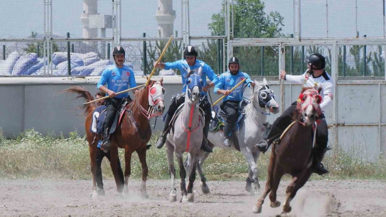 Erzurum'da atlı cirit geleneği liglerde çağdaş önlemlerle sürüyor