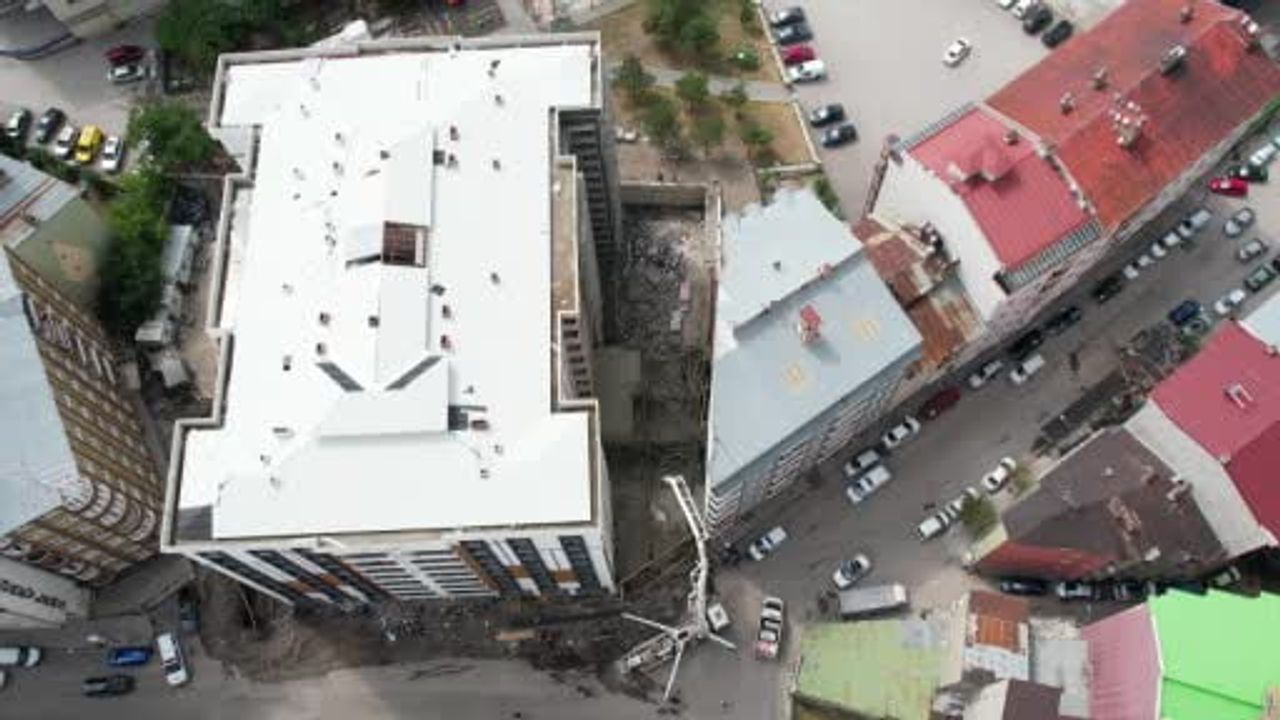 Erzurum'da beton dökümü sırasında tabla çöktü; iki işçi hafif yaralandı