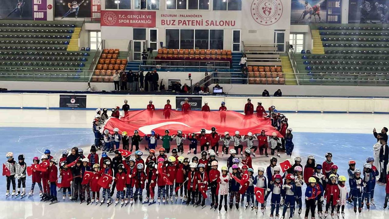 Erzurum’da buzda 30 Ağustos gururu: Anadolu Yıldızlar Ligi’nde gençler buluştu