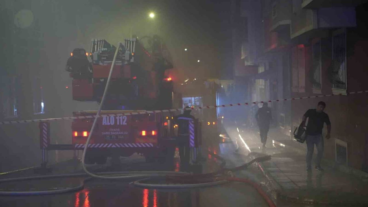 Erzurum'da çatı katında çıkan yangın itfaiyenin müdahalesiyle kontrol altına alındı
