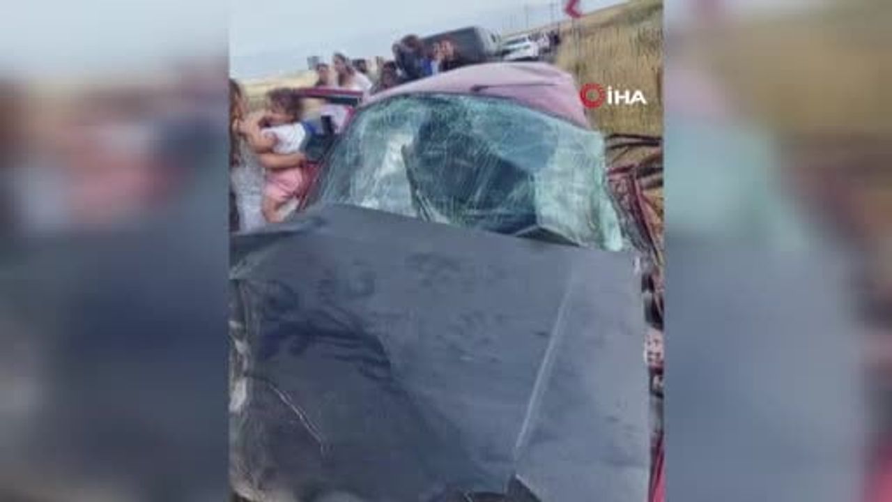 Erzurum'da düğün konvoyunun karıştığı çarpışmada iki kişi yaşamını yitirdi