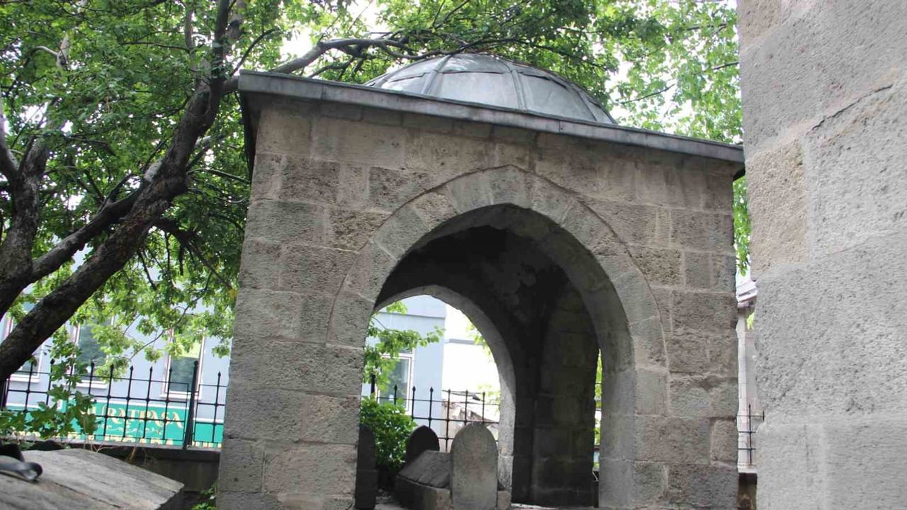 Erzurum'da gün yüzüne çıkan Ane Hatun türbesi ve kitabedeki dizeler