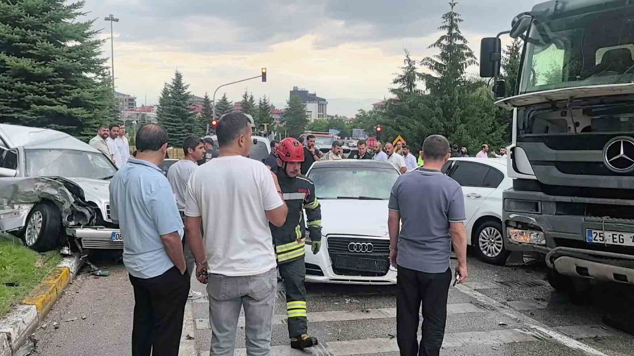 Erzurum'da kavşakta başlayan yağmur zincirleme çarpışmaya dönüştü: 10 araç, 5 yaralı
