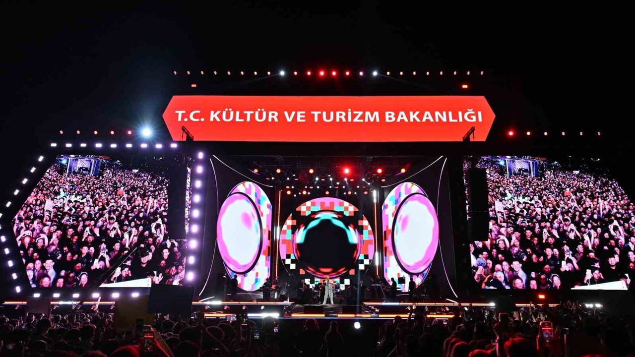 Erzurum'da Kültür Yolu'nu coşturan Oğuzhan Koç konseri