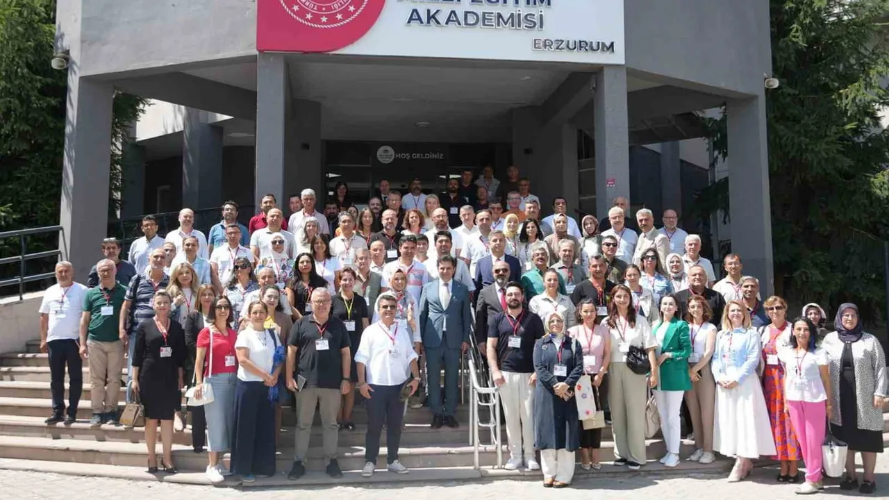 Erzurum'da mesleki eğitimde yeni dönem hazırlığı: eğiticilere Türkiye Yüzyılı Maarif Modeli anlatıldı