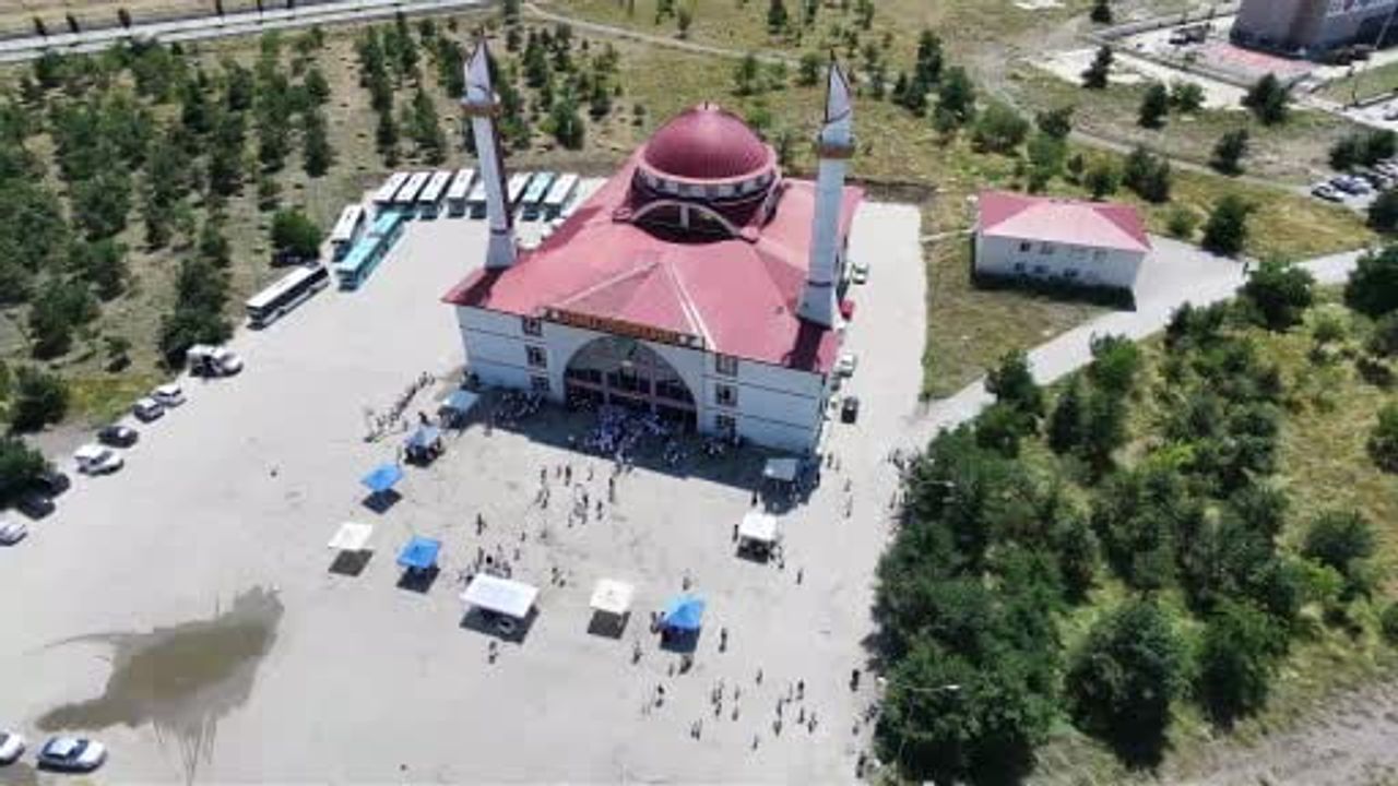 Erzurum'da öğrenciler cami buluşmasında bir araya geldi