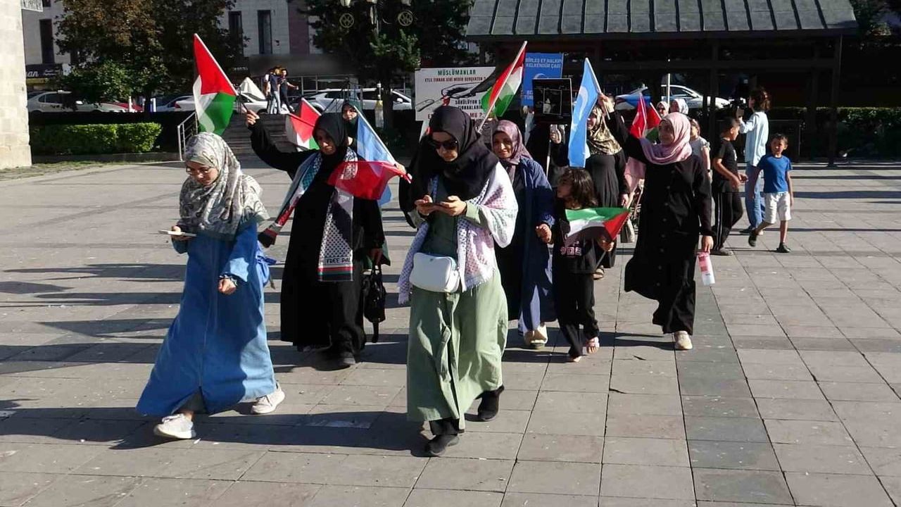 erzurum'da sağlıkçılar 145'inci haftada sessiz yürüyüşle Gazze'yi andı