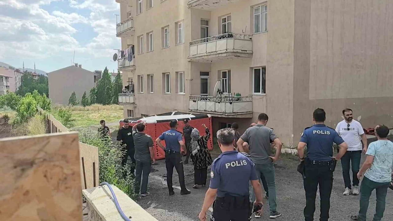 Erzurum'da uzaklaştırma kararı olan koca çocuklarıyla balkona çıktı, eşinin gelişiyle ikna edildi