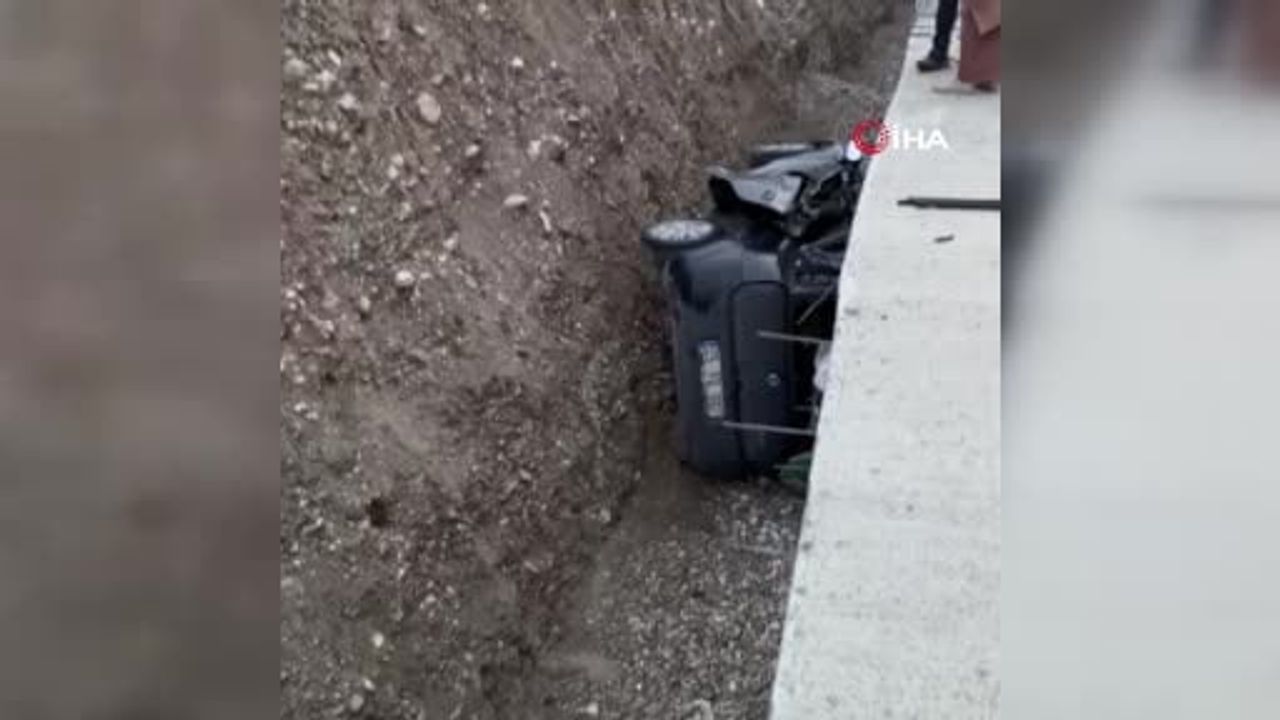 Erzurum'da yol çalışması sahasına düşen otomobilde üç kişi yaşamını yitirdi