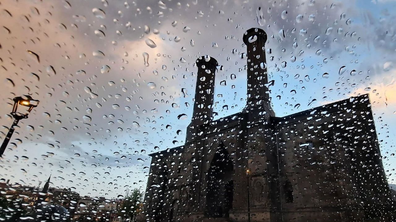 Erzurum doğusu ve Ardahan için öğleden sonra sarı uyarısı: sağanak ve dolu riski