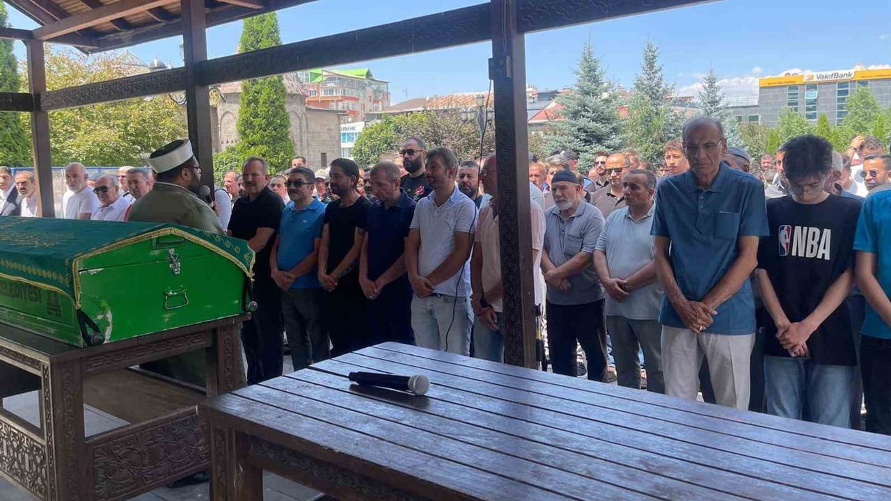 Erzurumspor camiasının ulu çınarı Baki Pardeli son yolculuğuna uğurlandı