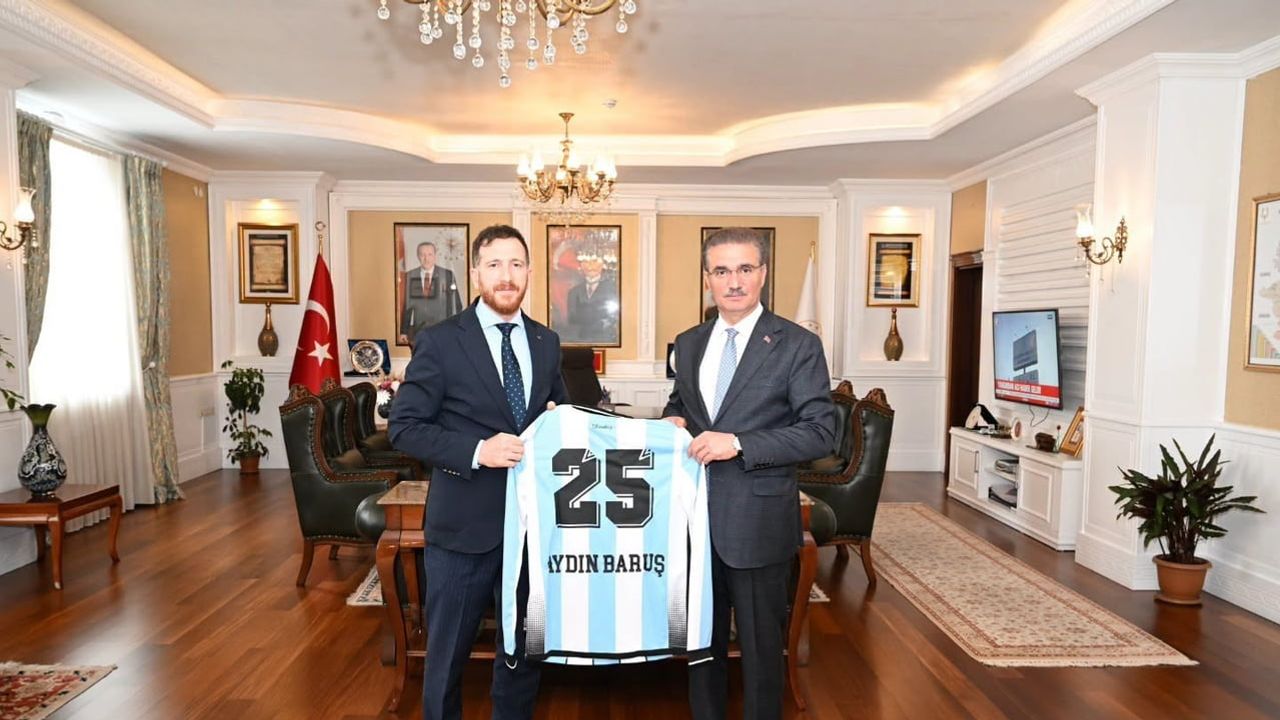 Erzurumspor’dan Vali Baruş’a özel 25 numaralı forma takdimi