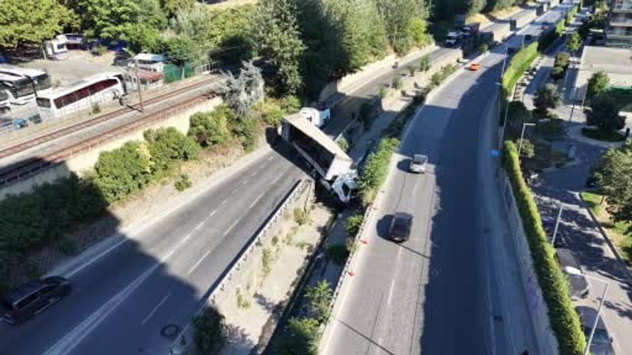 Esenler'de dereye uçan tırın havadan görüntüleri ve kurtarma çalışmaları
