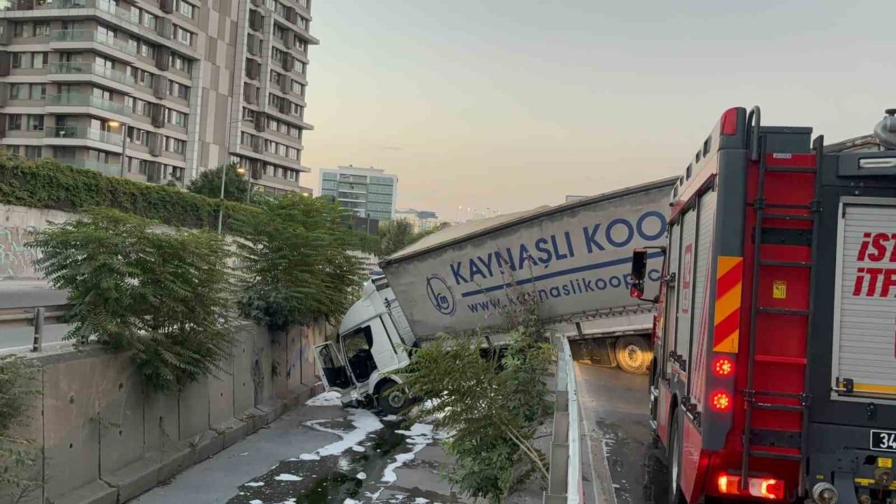 Esenler'de erken saat kazası: tır dereye uçtu, sürücü yaralandı