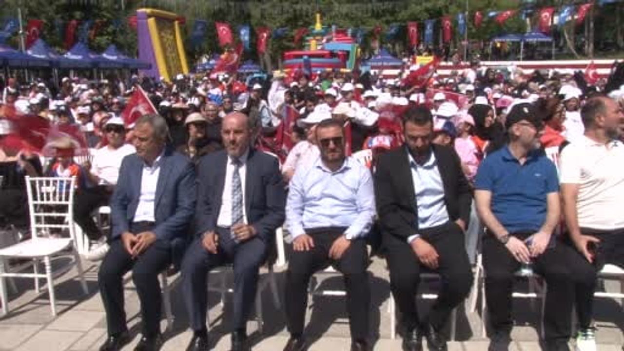 Esenler'de yaz coşkusu 15 bin öğrenci 6 haftalık eğitimle şenlikle tamamladı