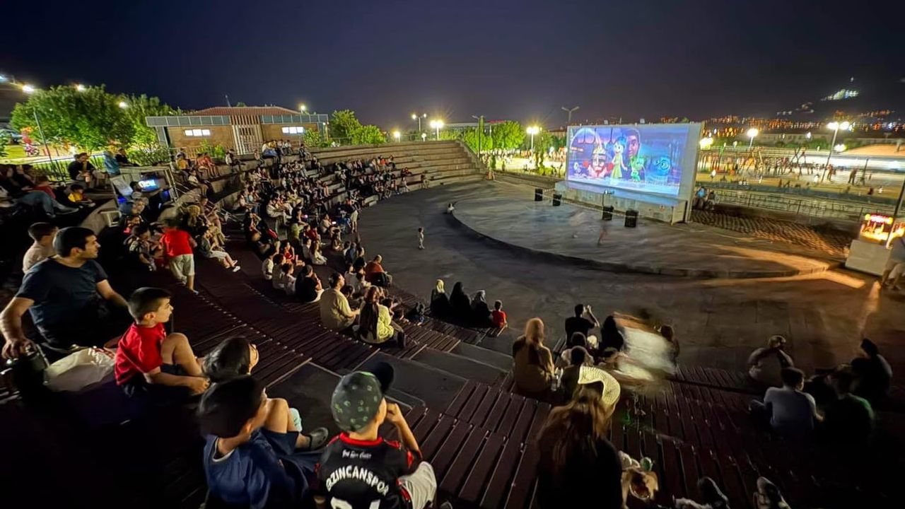 Esentepe'de yaz akşamlarına sinema perdeleri açıldı