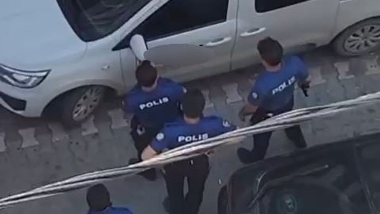 Esenyurt'ta bıçaklı tehdit ve araçta kilitlenme polis müdahalesine neden oldu
