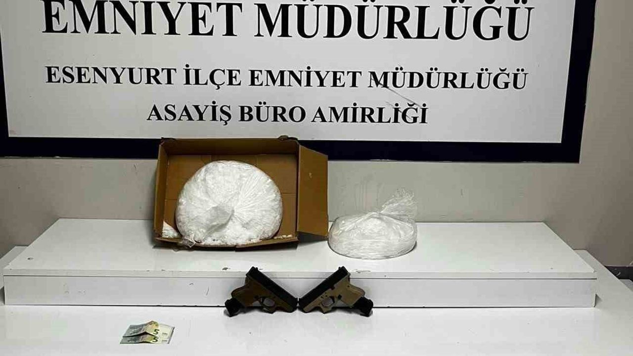 Esenyurt’ta ev baskınında 5 kilogram uyuşturucu ve silah ele geçirildi
