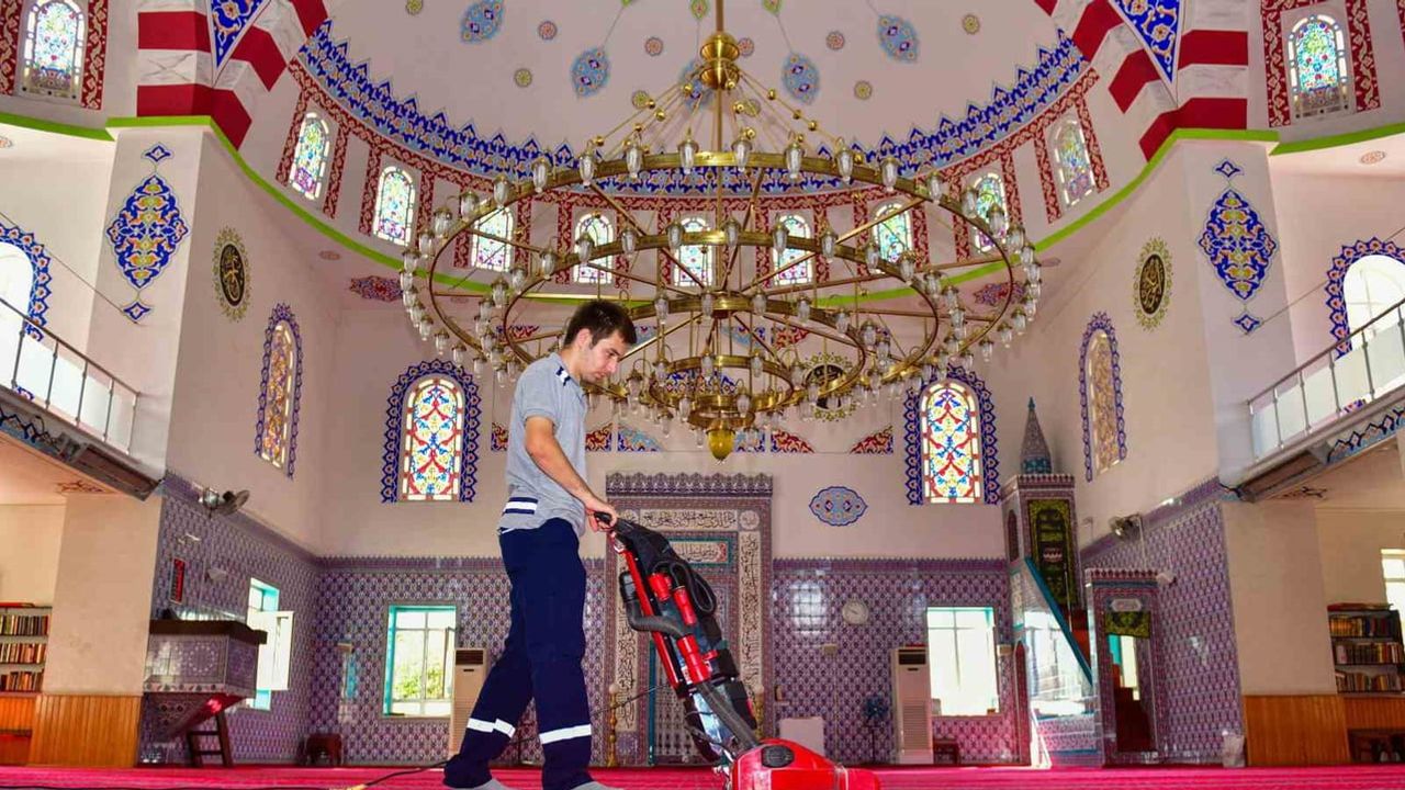 Esenyurt'ta kutsal geceye hazırlık: camiler ve mezarlıklarda kapsamlı temizlik