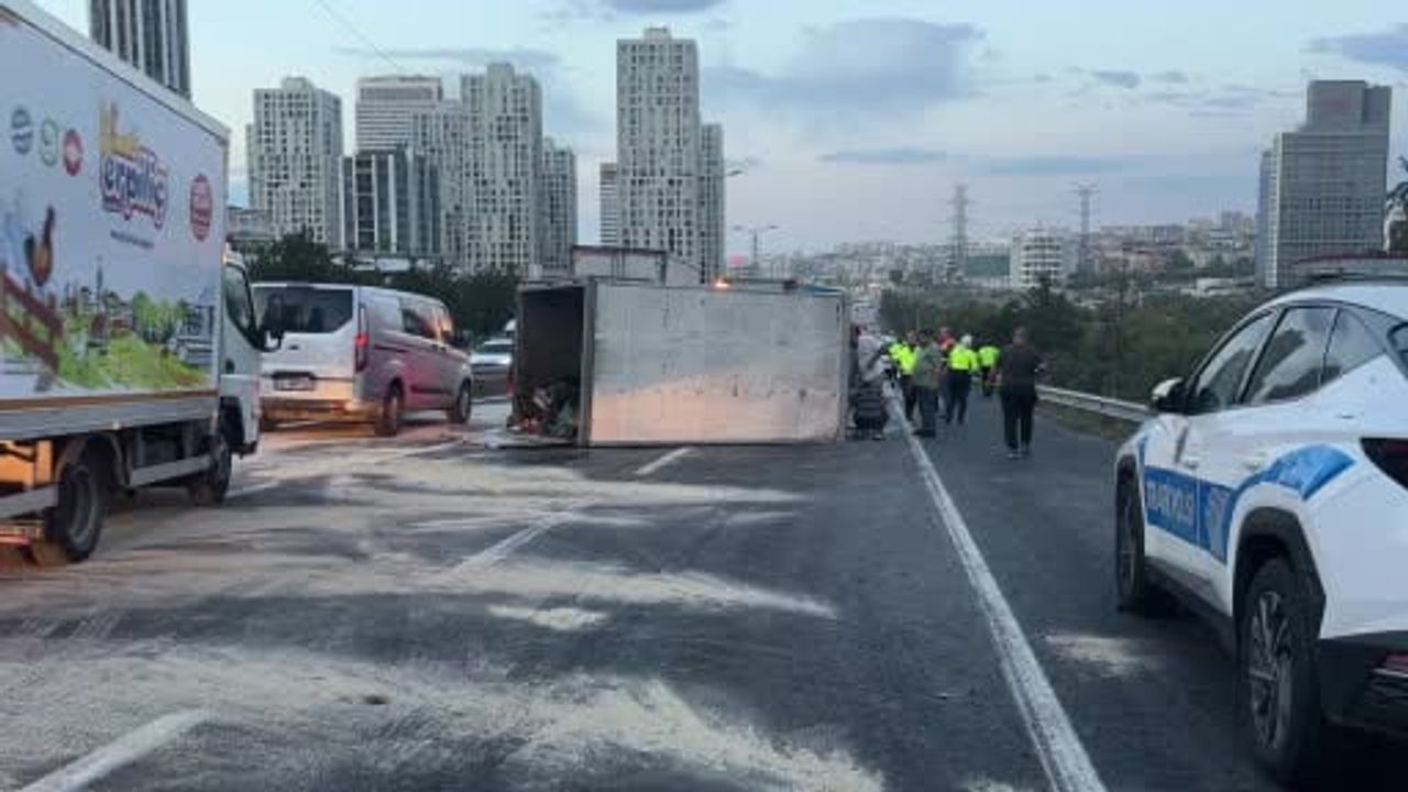 Esenyurt'ta o-3 TEM bağlantı yolunda çok araçlı kaza: 6 yaralı