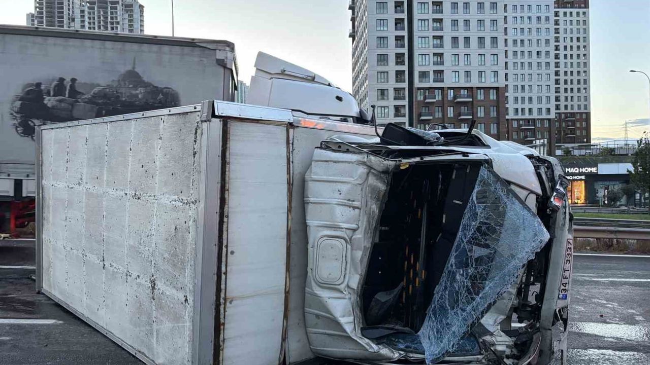 Esenyurt'ta sabah trafiğini aksatan zincirleme kaza: 11 araç, 6 yaralı
