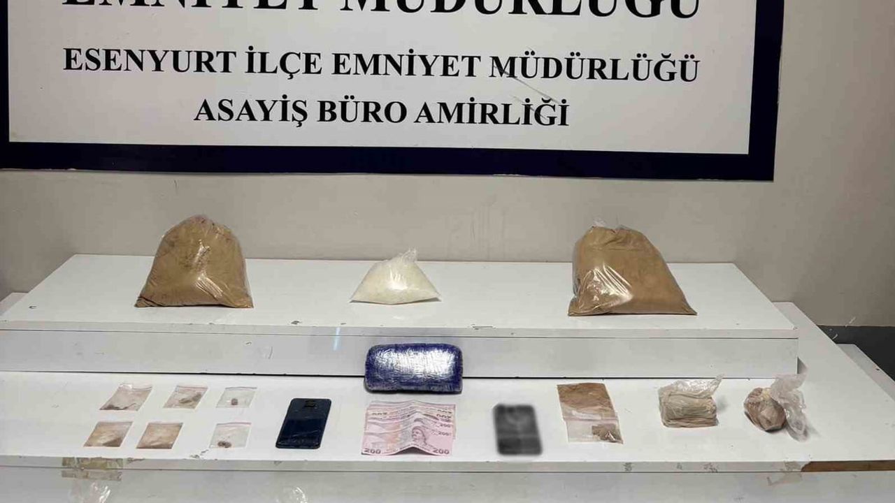 Esenyurt'ta siteyi depo haline getiren evden 7,5 kilo uyuşturucu çıktı