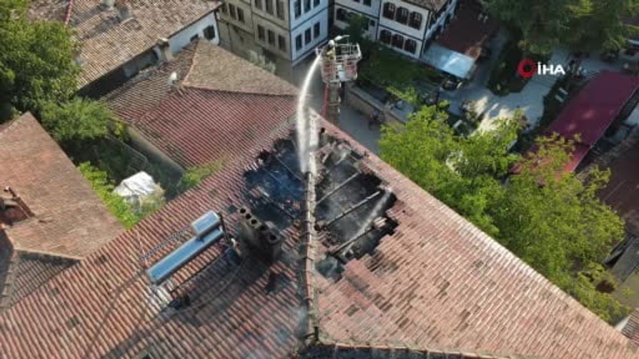 Eski Çarşı'da çatı yangını: 3 katlı evde maddi hasar