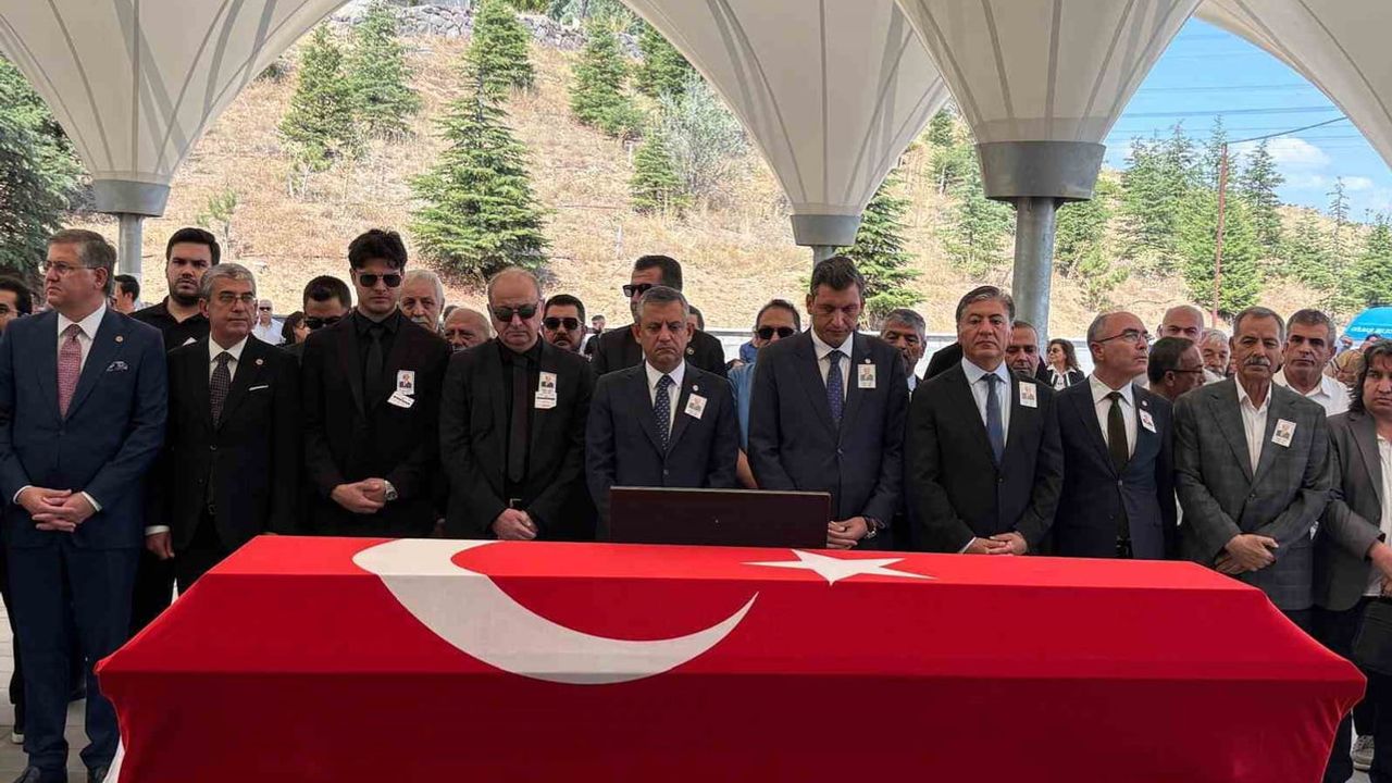 Eski CHP Kocaeli milletvekili Mehmet Cevdet Selvi son yolculuğuna uğurlandı