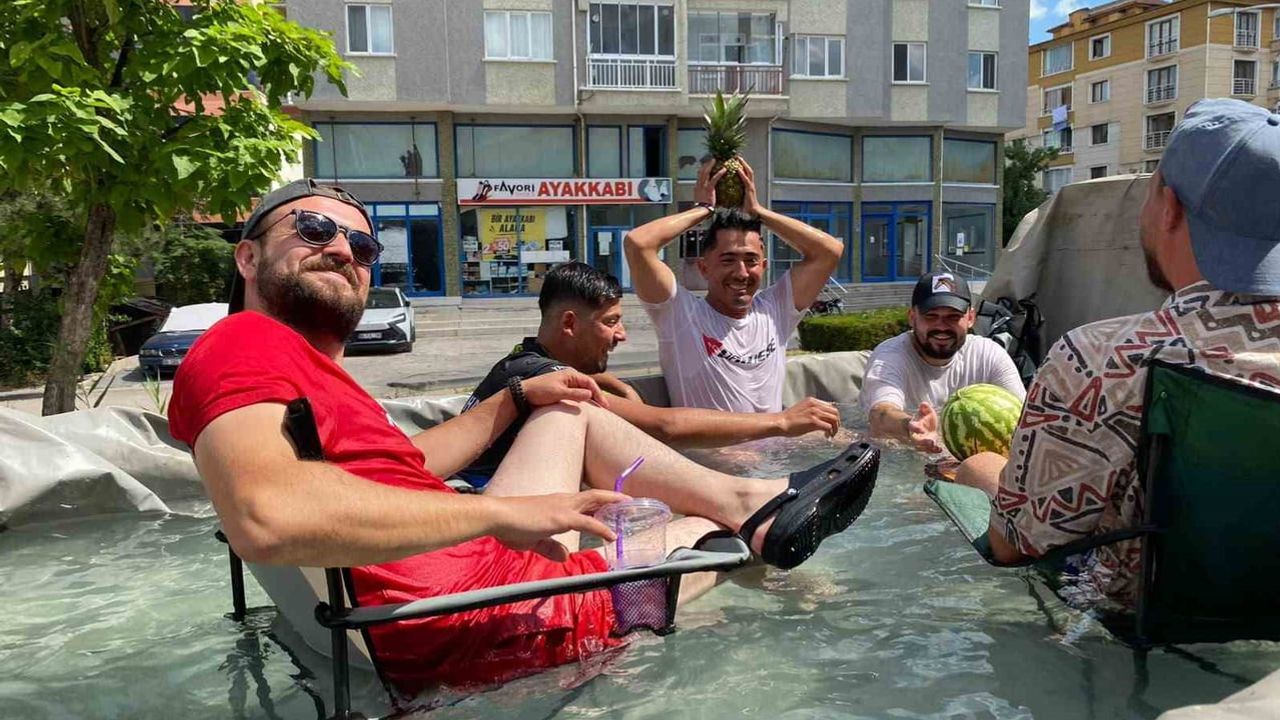 Eski kamyoneti seyyar havuza dönüştürüp mahalleye serinlik taşıdılar