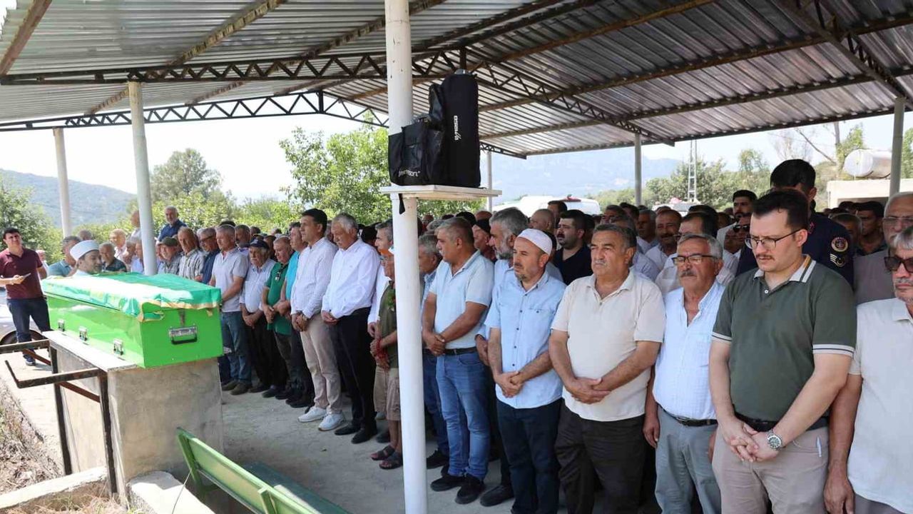 Eskimantaş muhtarı Mustafa Aköz son yolculuğuna uğurlandı