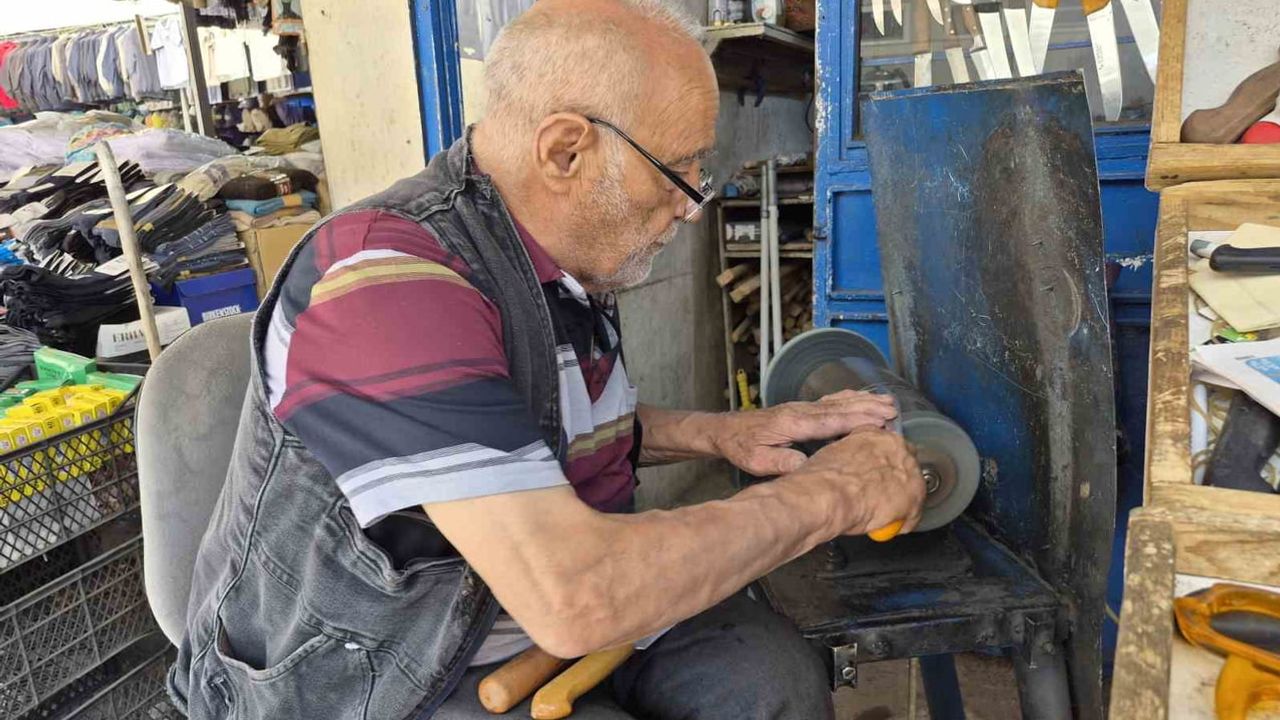 Eskişehir çarşısında zamanla yarışan 40 yıllık bıçak ustası Erhan Erdoğan