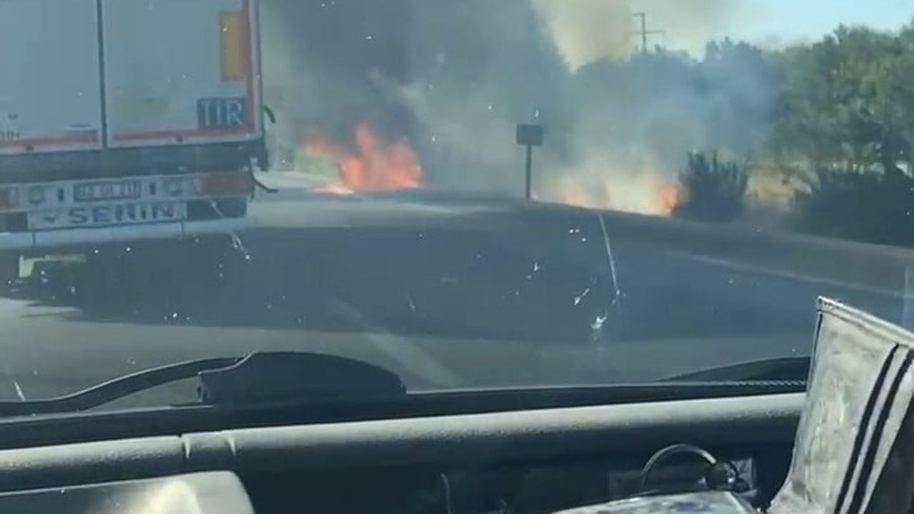 Eskişehir çevre yolunda alev alan araç kenarındaki otların da tutuşmasına yol açtı