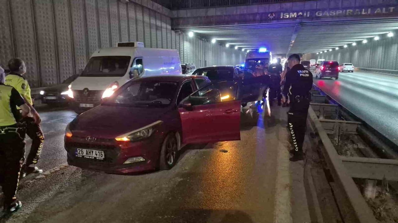 Eskişehir çevre yolunda zincirleme kaza trafiği kilitledi: 5 yaralı