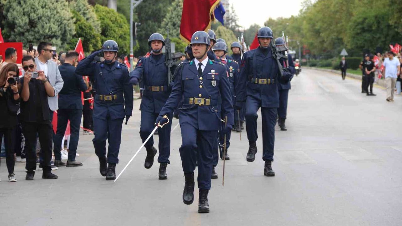 Eskişehir’de 30 ağustos coşkusu valilik meydanı ve Atatürk Bulvarı'nda sürdü