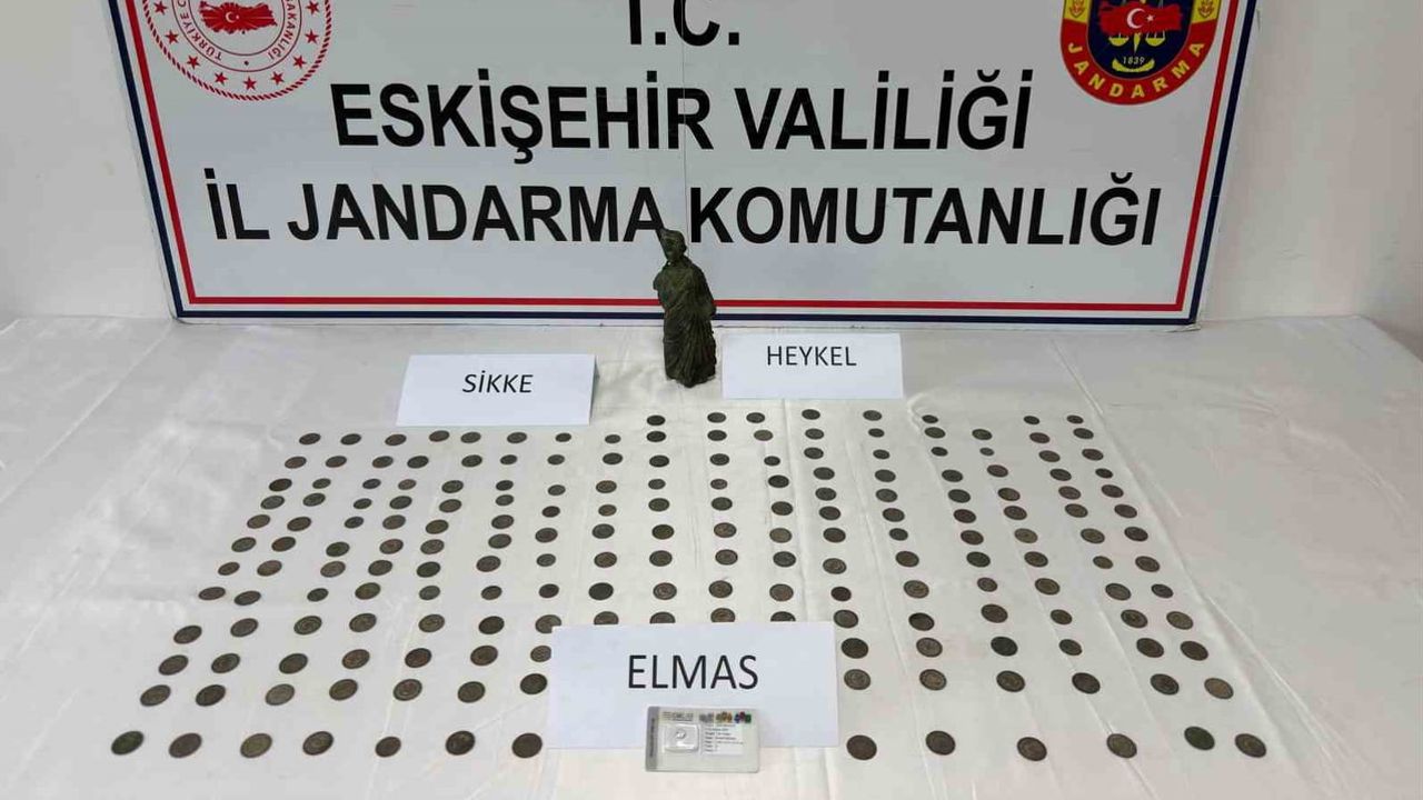 Eskişehir'de Anadolu Mirası operasyonunda 1 elmas, heykel ve 194 bronz sikke ele geçirildi