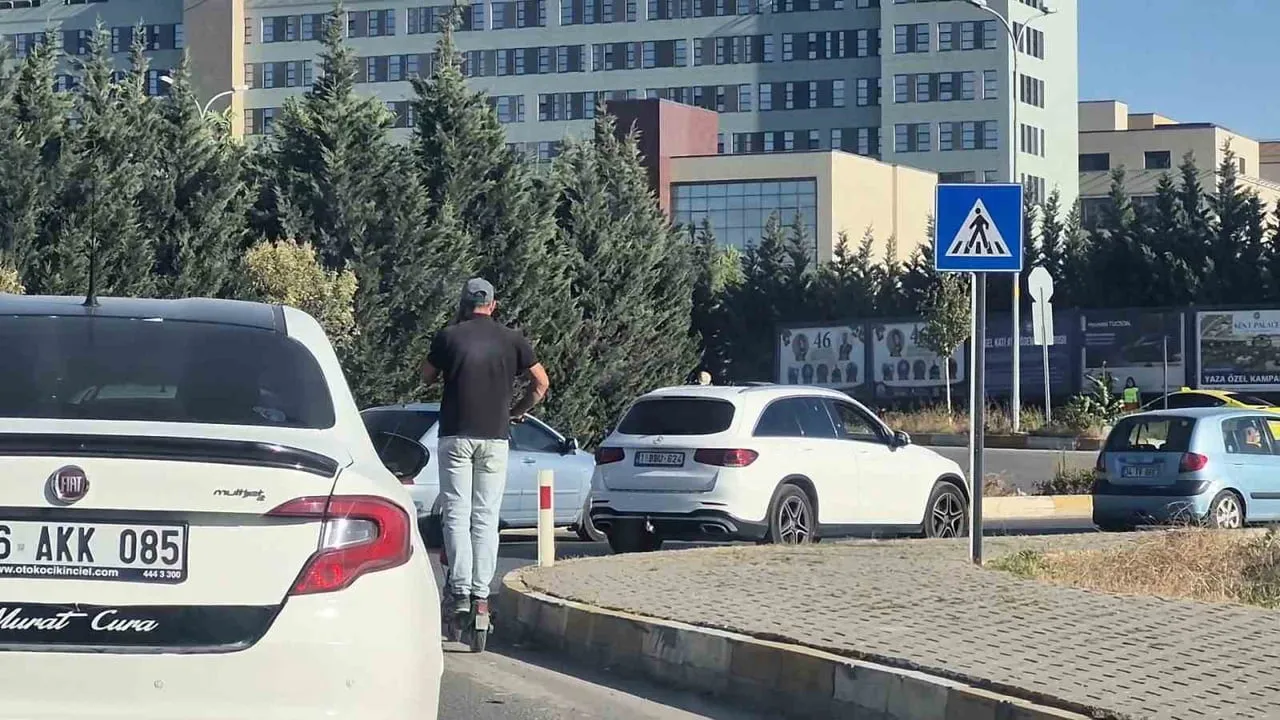 Eskişehir'de bir eli telefonda e-skuter kullanan sürücünün tehlikeli yolculuğu
